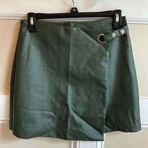 ✨ NWOT Francesca’s Green Faux Leather Buckle Skirt